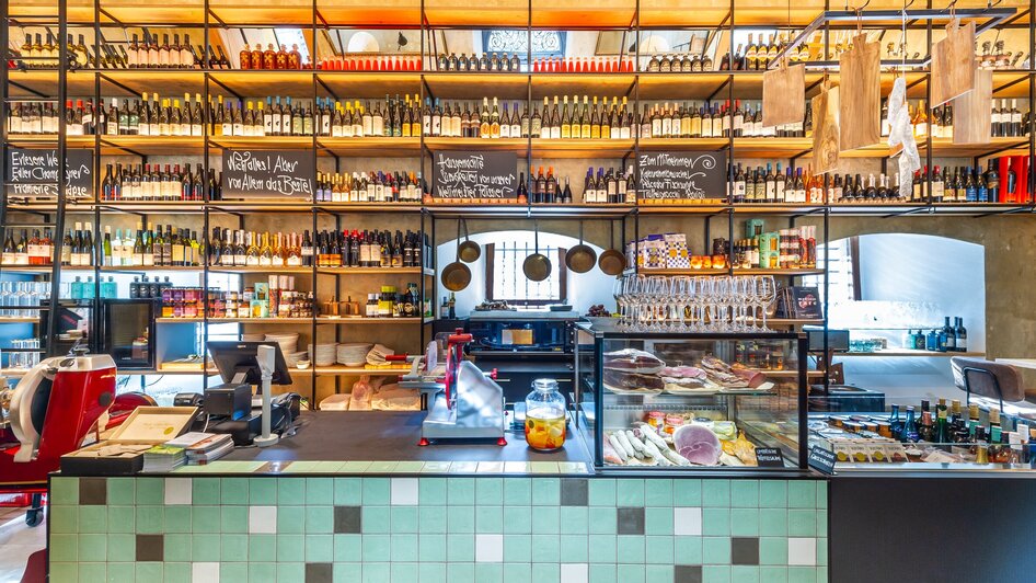 Ein moderner Gastronomiebereich mit einer umfangreichen Auswahl an Getränken und Speisen. | © Paul Stajan