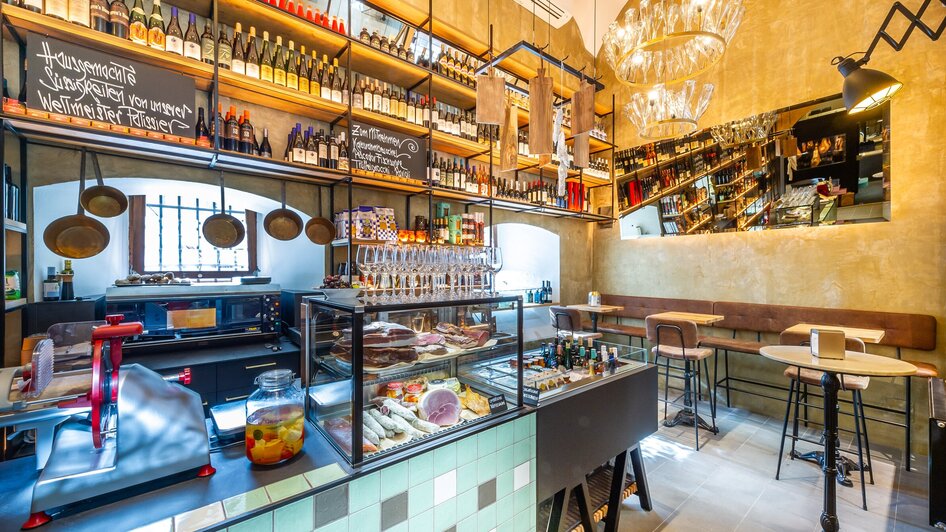 Moderne Gastronomie mit vielseitigem Angebot und Weinregalen. | © Paul Stajan