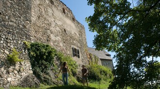 Zwei Personen gehen an der Gösting Burgruine in Graz vorbei. | © Region Graz - Hans Wiesenhofer