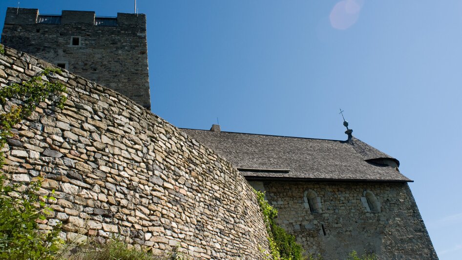 Gösting Burgruine in Graz mit steiniger Struktur und unter blauem Himmel. | © Region Graz - Hans Wiesenhofer