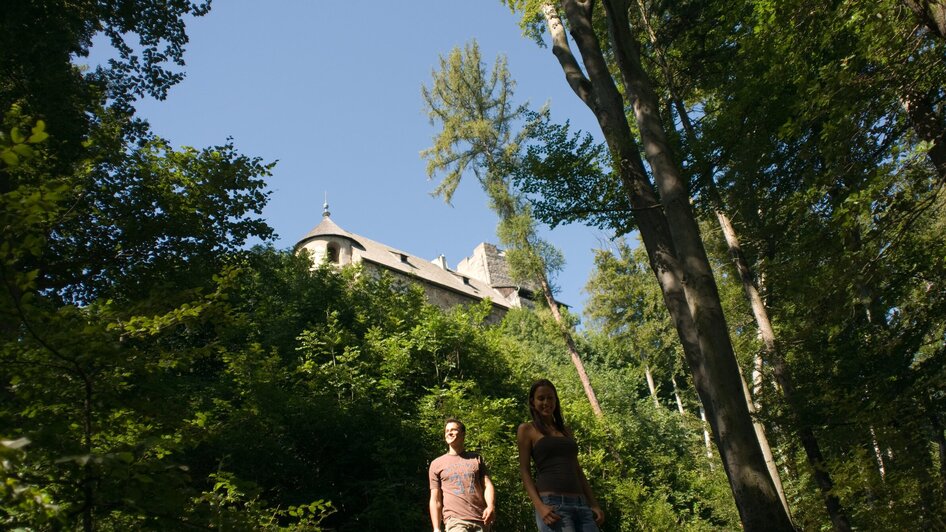 Besucher entdecken die Gösting Burgruine in Graz durch den Wald. | © Region Graz - Hans Wiesenhofer