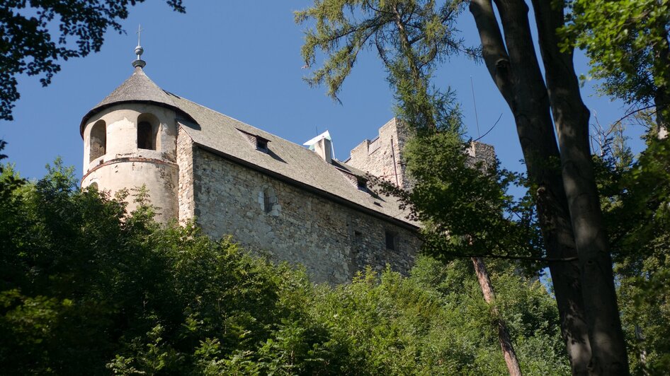 Blick auf die Gösting Burgruine in Graz, umgeben von Bäumen. | © Region Graz - Hans Wiesenhofer
