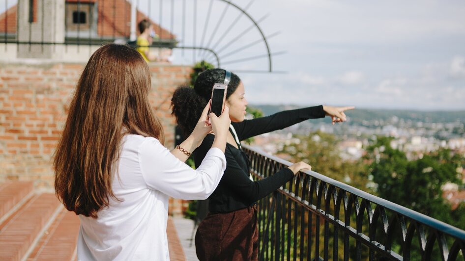 Zwei Frauen genießen die Aussicht von einem Aussichtspunkt in Graz. | © Sebastian Reiser