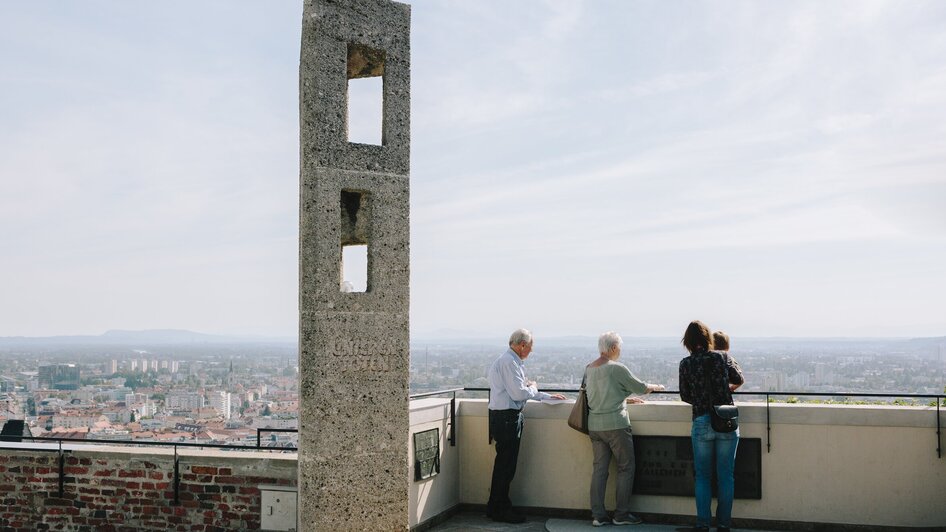 Besucher genießen die Aussicht auf Graz vom Schlossberg aus. | © Sebastian Reiser