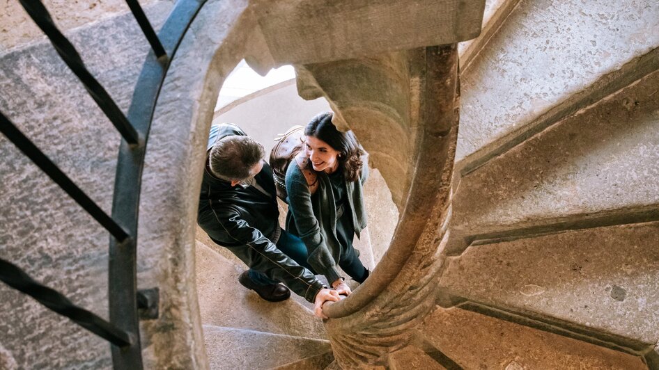 Zwei Personen steigen die berühmte Doppelwendeltreppe hinauf. | © Graz Tourismus
