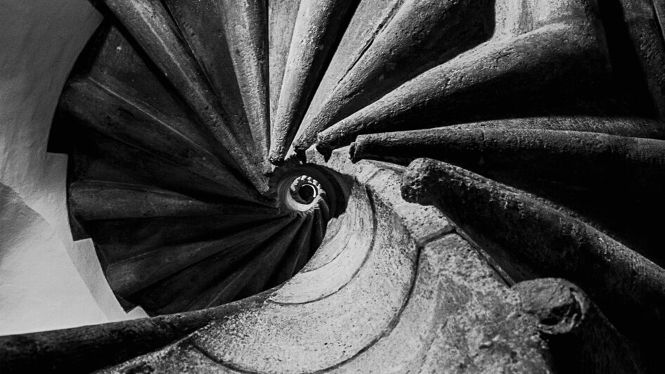 Ansicht der Doppelwendeltreppe in Schwarzweiß, die spiralförmig nach unten führt. | © Graz Tourismus - Nicolas Galani