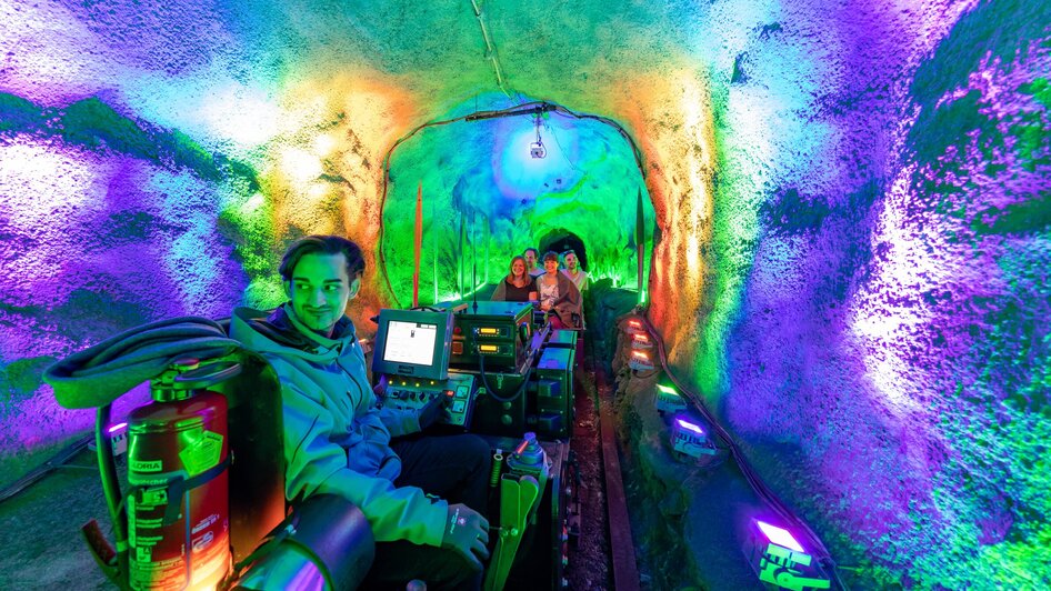 Fahrt mit der Grazer Märchenbahn durch einen bunten Tunnel. | © GMB - Harry Schiffer