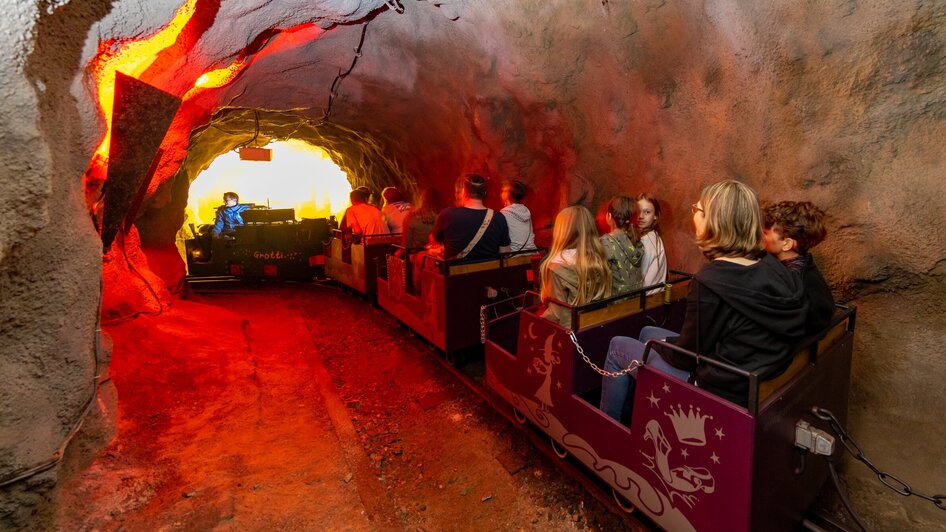 Fahrgäste in der Grazer Märchenbahn im Schlossberg. | © GMB - Harry Schiffer
