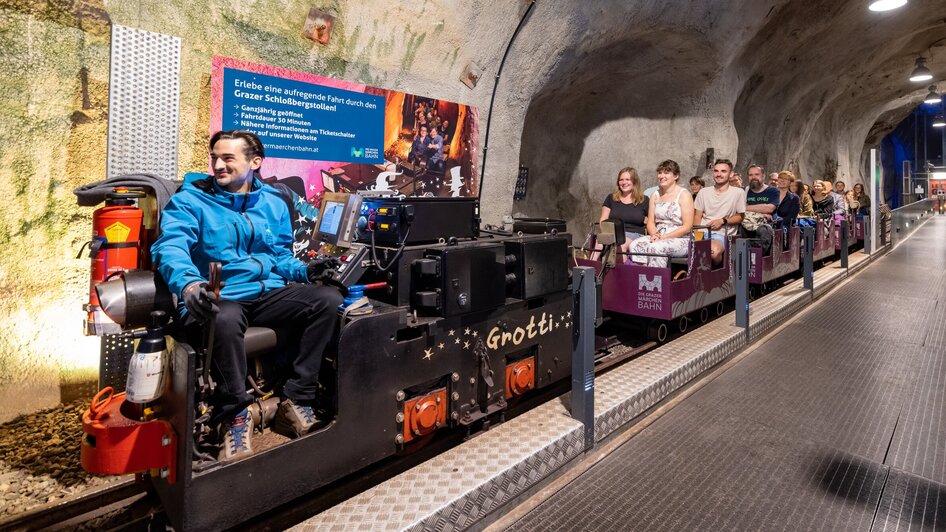 Fahrt mit der Grazer Märchenbahn im Schlossberg in Graz. | © GMB - Harry Schiffer