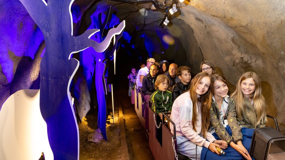 Fahrgäste in der Grazer Märchenbahn im Schlossberg | © GMB - Harry Schiffer