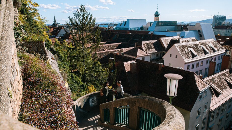 Blick auf Graz vom Schlossbergsteig mit Stadthäusern und schöner Dachlandschaft. | © Graz Tourismus