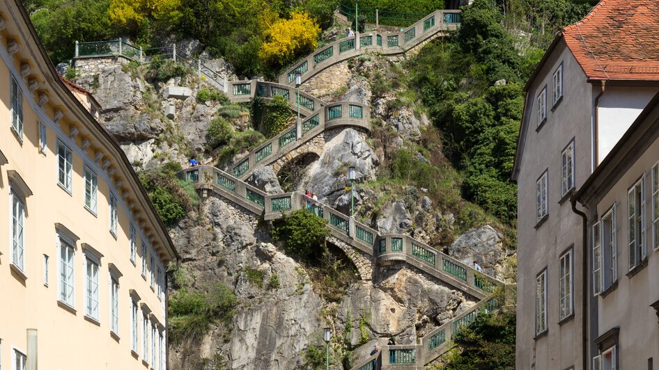 Familien spazieren zum Schlossbergsteig in Graz bei schönem Wetter. | © Graz Tourismus - Harry Schiffer