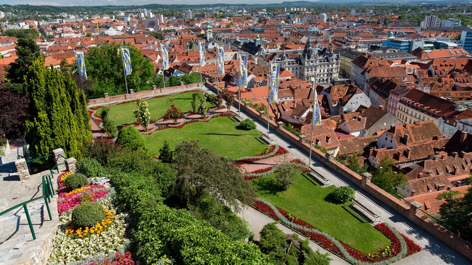 Überblick über den Herbersteingarten und die Stadt Graz. | © Graz Tourismus - Harry Schiffer