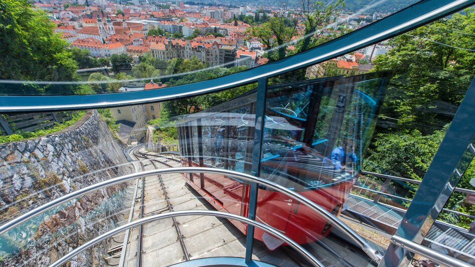 Blick auf die Schlossbergbahn und Graz von oben. | © Graz Tourismus - Harry Schiffer