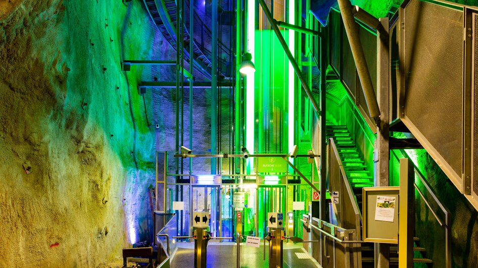 Moderne Aufzugsgestaltung im Grazer Schlossberg, grün beleuchtet. | © Graz Tourismus - Harry Schiffer