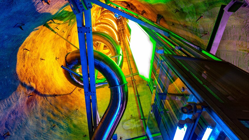 Ein Blick auf die Schlossbergrutsche in Graz mit bunten Lichtern. | © Graz Tourismus - Harry Schiffer
