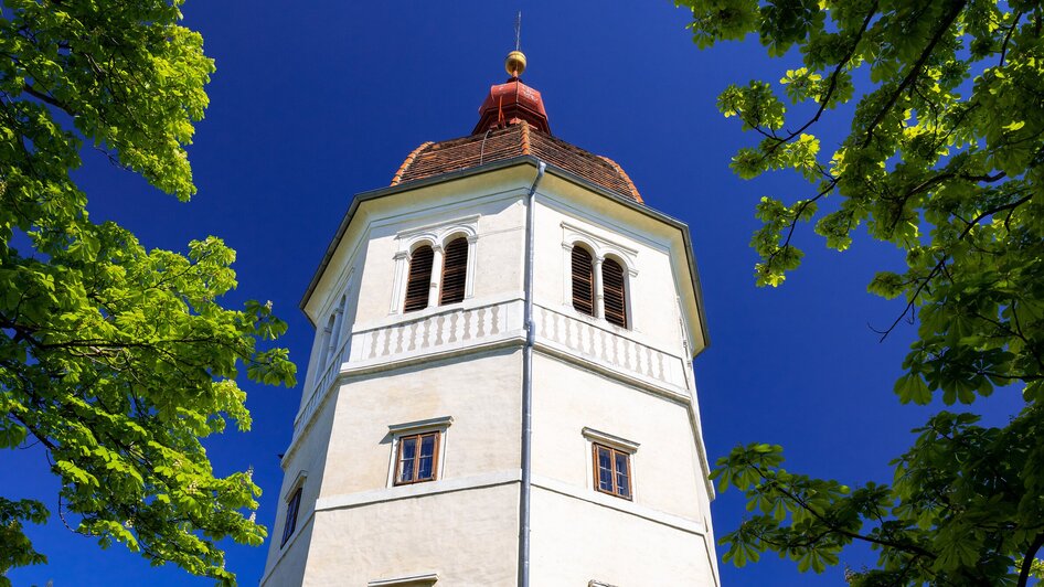 Glockenturm am Grazer Schlossberg, umgeben von Bäumen. | © Graz Tourismus - Harry Schiffer