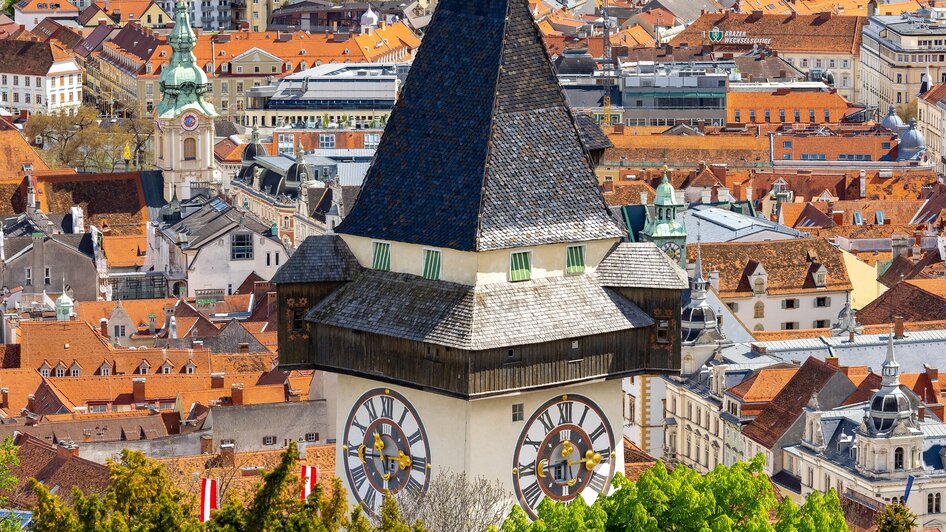 Der Grazer Uhrturm thront über der Stadt Graz und bietet einen Blick auf die Stadt. | © Graz Tourismus - Harry Schiffer