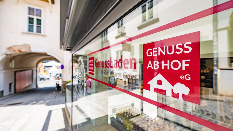 Fenster des Geschäftes "Gut Schlossberg" mit der Aufschrift "GenussLaden" und "Genuss ab Hof" in Graz. | © Gut Schlossberg