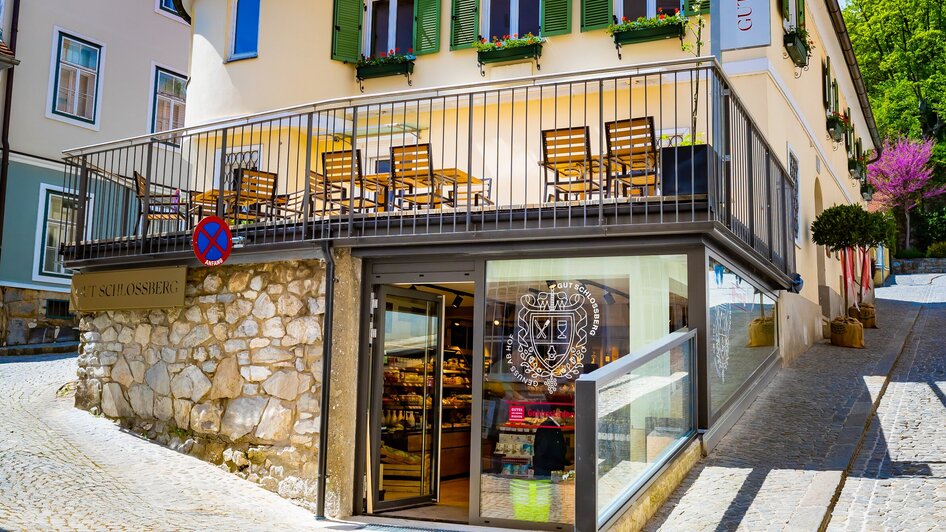 Ansicht des Geschäfts "Gut Schlossberg" in Graz - ein schönes Gebäude mit Terrasse und grünen Fensterläden. | © Gut Schlossberg