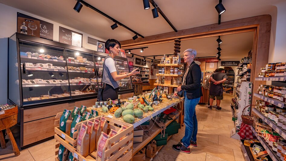 Kunde berät sich mit Verkäuferin im Feinkostladen in Graz. | © 5komma5sinne - Rene Strasser Fotografie