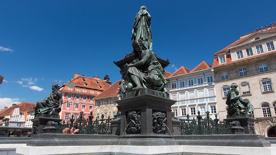 Brunnen mit Statuen auf dem Hauptplatz in Graz.