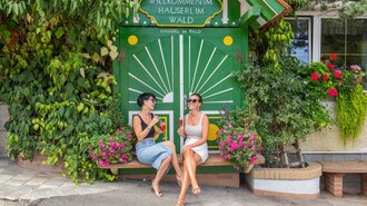 Zwei Frauen sitzen vor dem Häuserl im Wald in Graz. | © 5komma5sinne - Helmut Schweighofer