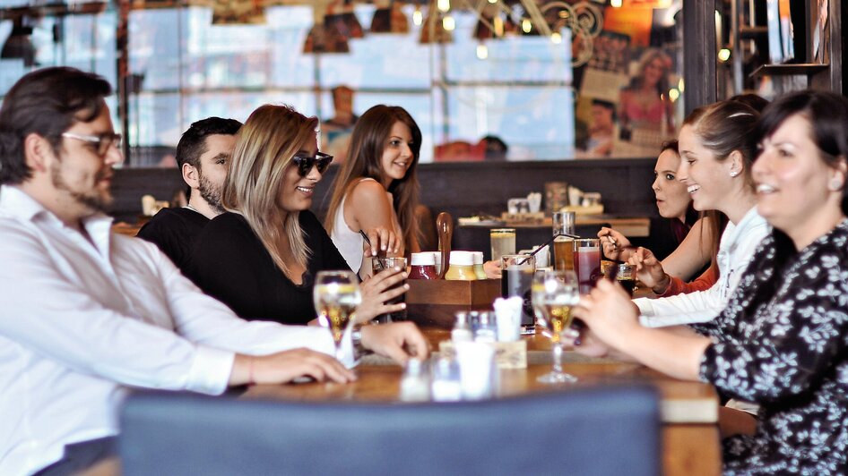 Eine Gruppe von Freunden genießt Getränke in einem Restaurant. | © Heinz Burgers