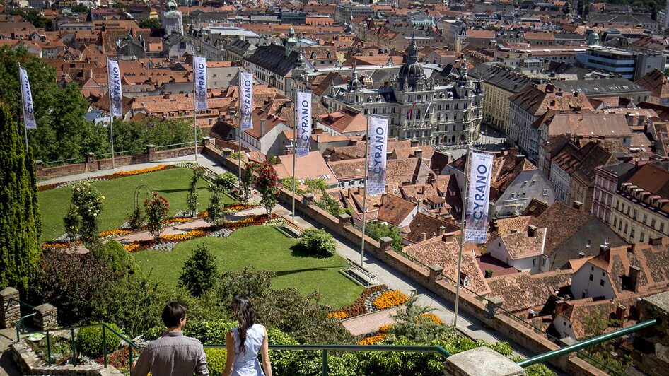 Blick auf Graz mit Herbersteingarten und Grazer Rathaus im Hintergrund. | © Graz Tourismus - Tom Lamm