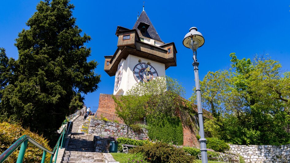 Blick auf den Uhrturm auf dem Grazer Schlossberg bei klarem Wetter. | © Graz Tourismus - Harry Schiffer