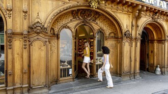Zwei Frauen vor der Hofbäckerei Edegger-Tax in Graz. | © Graz Tourismus - Tom Lamm