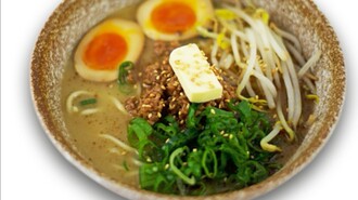 Schüssel mit Hokkaido Ramen, weichgekochten Eiern, Gemüse und Toppings. | © Ichi-Go Ichi-E