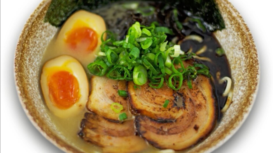 Das Gericht "Black Garlic Ramen" auf einem Teller. | © Ichi-Go Ichi-E