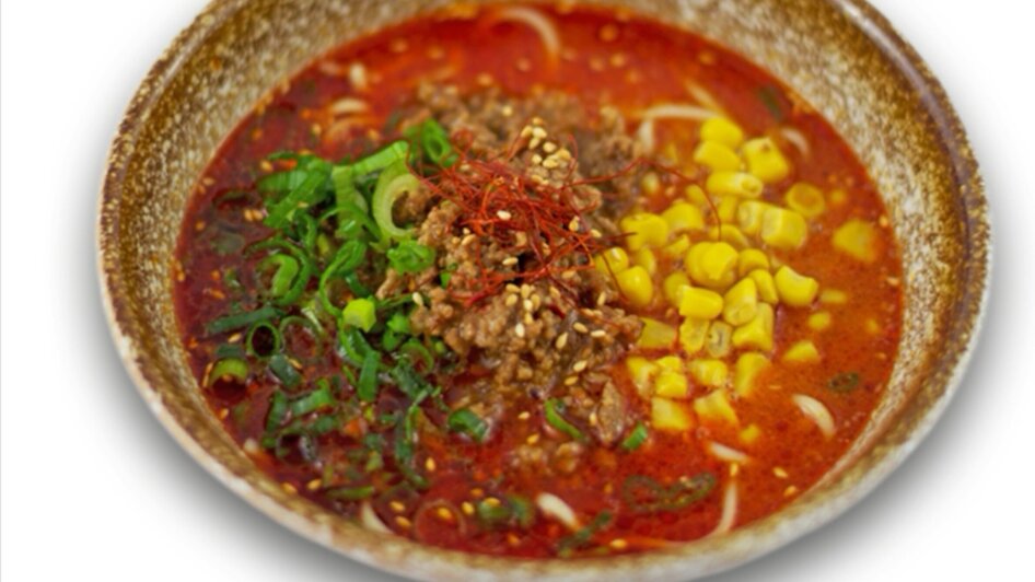 Schüssel mit Tan Tan Men, Fleisch, Gemüse und Gewürzen. | © Ichi-Go Ichi-E