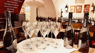 Drei Flaschen Prosecco und Gläser in einem Restaurant in Graz. | © Il centro
