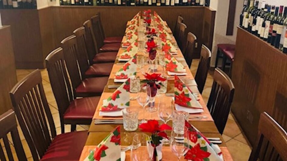 Gemütlich dekorierter Tisch für ein festliches Essen in Graz. | © Il centro