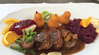 Ein kunstvoll angerichteter Teller mit Fleisch, Gemüse und Obst. | © Ins Pfandl