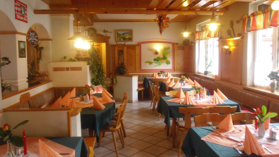 Gemütliches Restaurant mit gedeckten Tischen und Holzdekor. | © Ins Pfandl