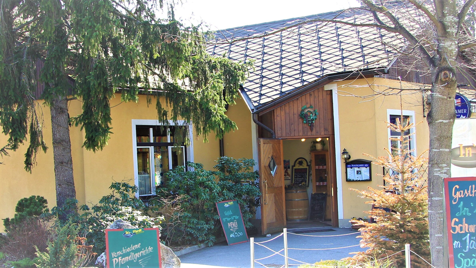 Außenansicht des Restaurants In's Pfandl mit schönen Pflanzen. | © Ins Pfandl