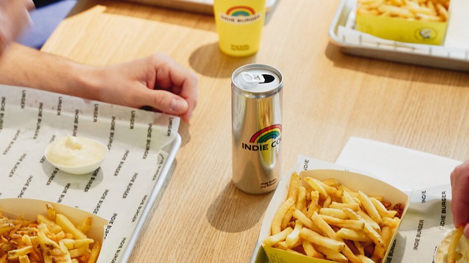 Tische mit Burgern und Pommes im Indie Burger Restaurant. | © Samuel Kuro