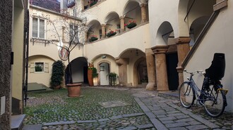 Ein malerischer Innenhof mit Pflanzen, Bögen und einem Fahrrad. | © Gudrun Krinzinger - Reisebloggerin