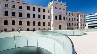 Moderne Architektur des Joanneumsviertels in Graz mit hellem Himmel. | © Graz Tourismus - Harry Schiffer