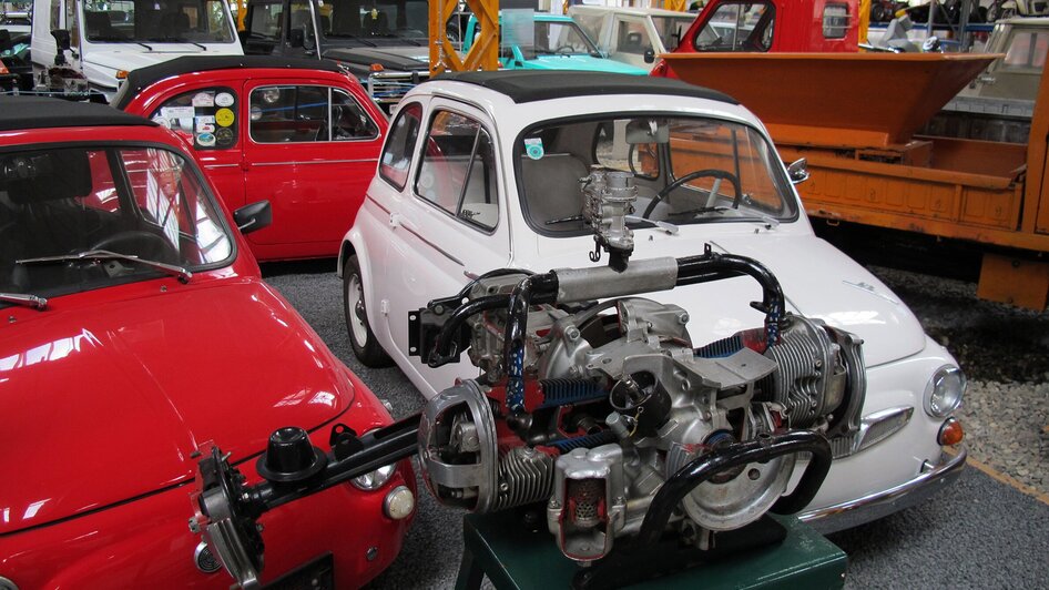 Zu sehen sind klassische Autos und ein Motor im Johann Puch Museum. | © Johann Puch Museum
