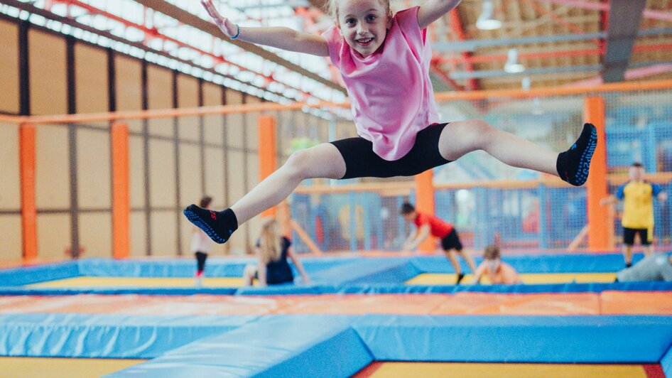 Ein Mädchen springt fröhlich auf einem Trampolin. | © Lex Karelly
