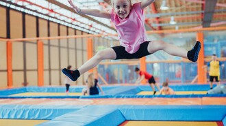 Ein Mädchen springt fröhlich auf einem Trampolin. | © Lex Karelly
