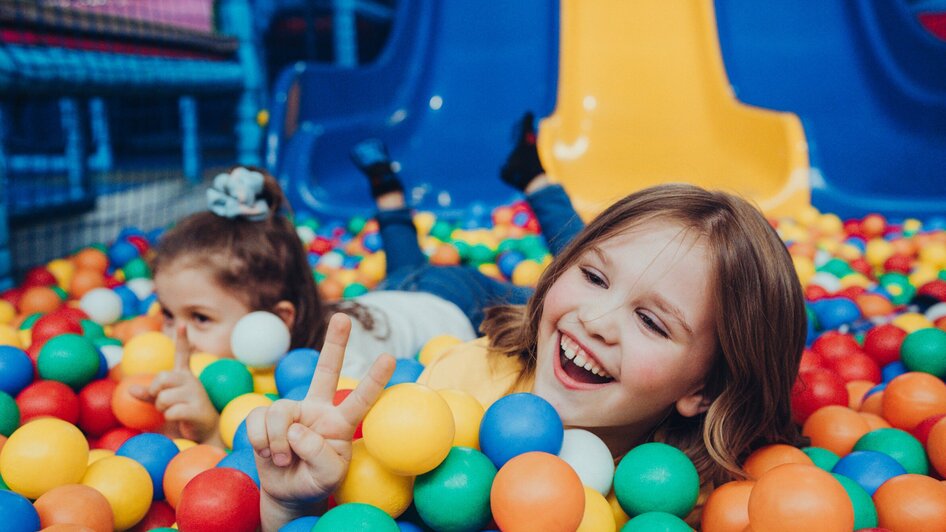 Zwei Kinder spielen im Ballbecken und lachen. | © Lex Karelly