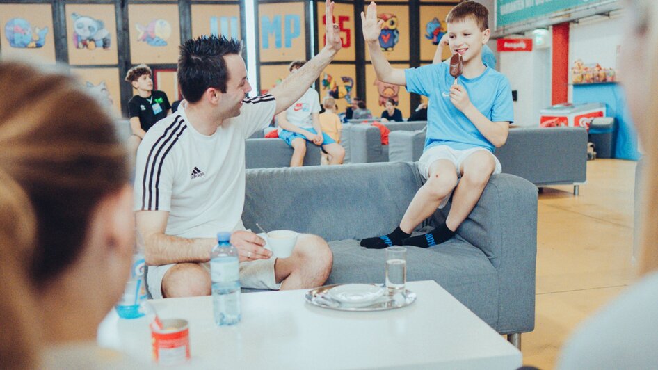 Kind spricht mit einem Erwachsenen im Trampolinpark Jump25 | © Lex Karelly