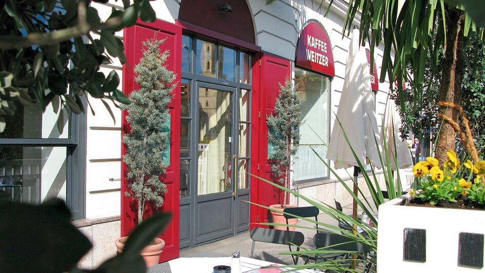 Schöne Außenterrasse des Kaffee Weitzer in Graz mit Pflanzen. | © Weitzer