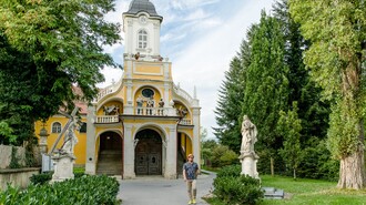 Mann vor der Kalvarienbergkirche in Graz mit Statuen im Garten. | © Graz Tourismus - Mias Photoart-11