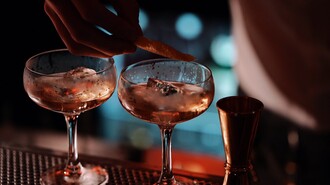 Zwei Cocktails mit Eis und Zitronenschale in einer Bar. | © Leni Tornquist